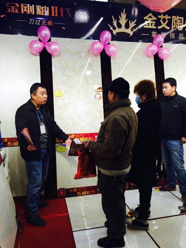 217永信贵宾会瓷砖工作人员向顾客介绍产品