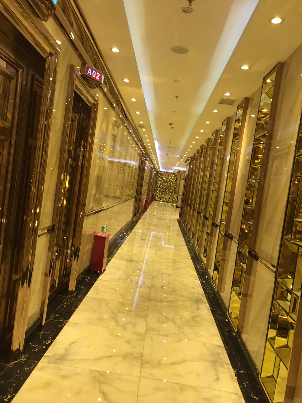 过路选取217永信贵宾会微晶石  西班牙翡翠玉KWD58001+意大利黑金花KWB58058铺贴