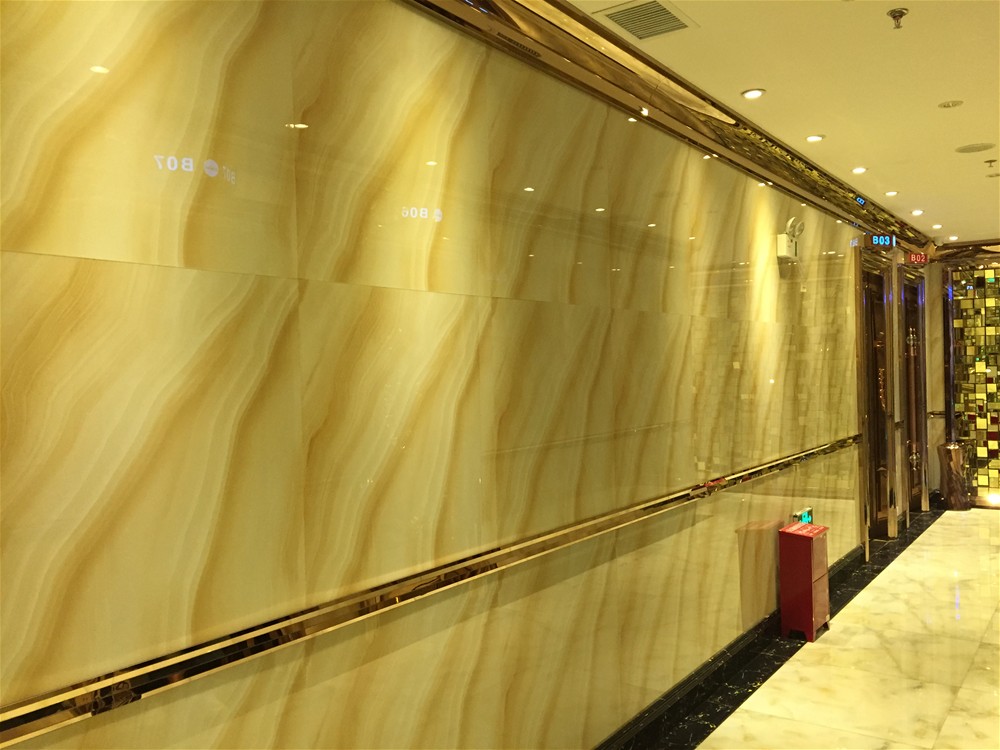 墙面选取217永信贵宾会微晶石印度—流沙金KWD58045铺贴