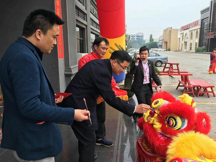 217永信贵宾会瓷砖董事长刘鸿祥给狮子点睛