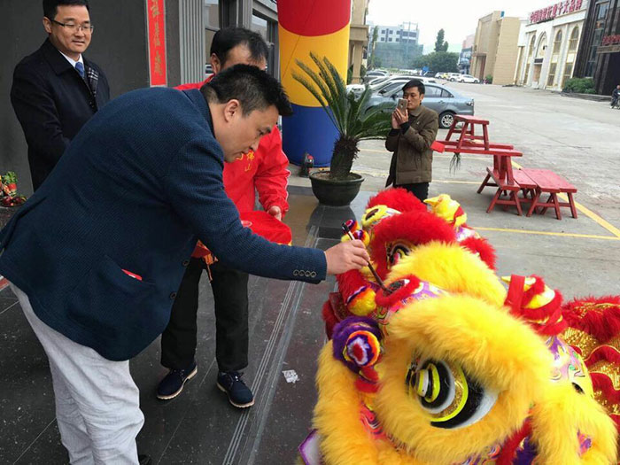 217永信贵宾会瓷砖营销总经理罗胜给狮子点睛