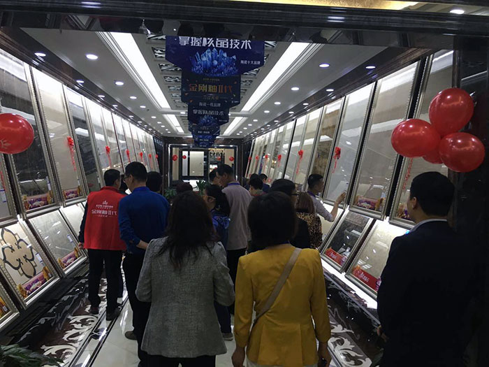 10参会嘉宾参观西安217永信贵宾会品牌专卖店