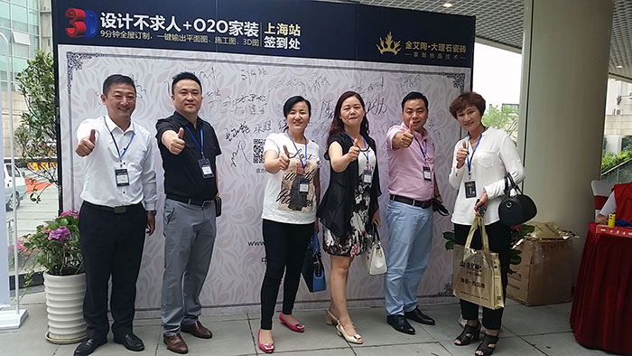 217永信贵宾会瓷砖品牌营销总经理罗胜先生与嘉宾合影