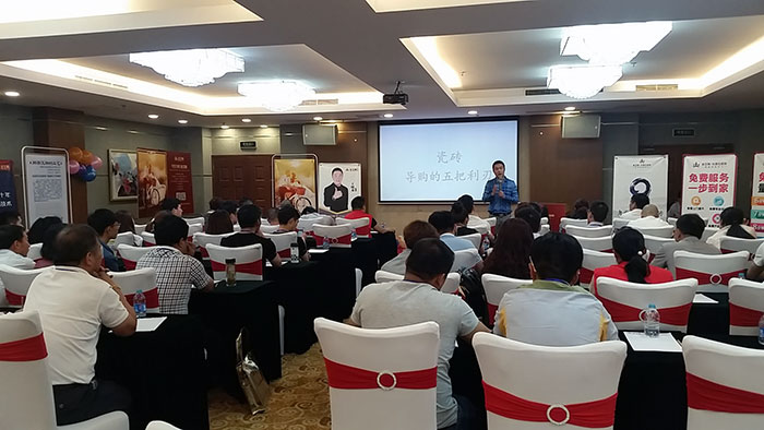 资深营销讲师王晓龙先生进杏锥瓷砖导购的五把利扔追解说