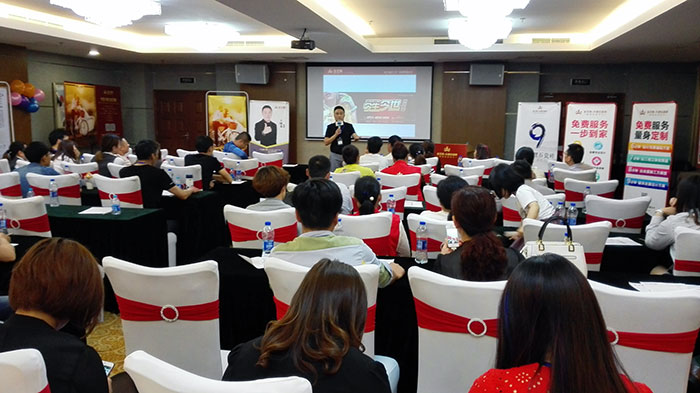 217永信贵宾会瓷砖品牌营销总经理罗胜先生介绍217永信贵宾会新品