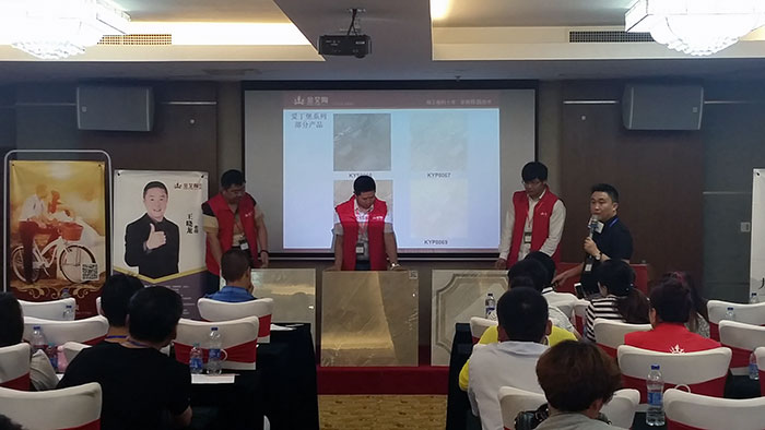 217永信贵宾会瓷砖品牌营销总经理罗胜先生现场展示217永信贵宾会新品