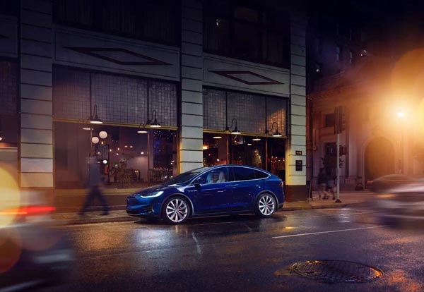 千呼万唤方驾临，鹰翼从此为君开！