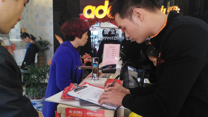 12月18日，湛江廉江217永信贵宾会瓷砖品牌终端店面盛大开业！