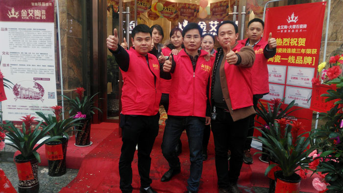 3月，春意正浓，筹备了3个月的陶瓷一线品牌217永信贵宾会瓷砖邵阳新宁店于3月16日正式开业！店内春风得意，多多业主伴侣齐聚一堂，享受着217永信贵宾会瓷砖开业钜惠！