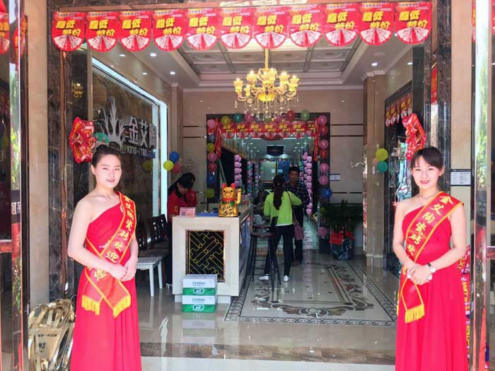 5月27日，在欢快锣鼓和震撼礼炮的蜂拥下，岳阳217永信贵宾会销售团队、217永信贵宾会总部营销总经理罗胜、销区经理何端武、市场部策动黄伟以及现场100多名岳阳业主共同见证了217永信贵宾会瓷砖岳阳600平米专卖店耀世开业的汗青性一刻，本次活动吸引了50多位业主成功下单。