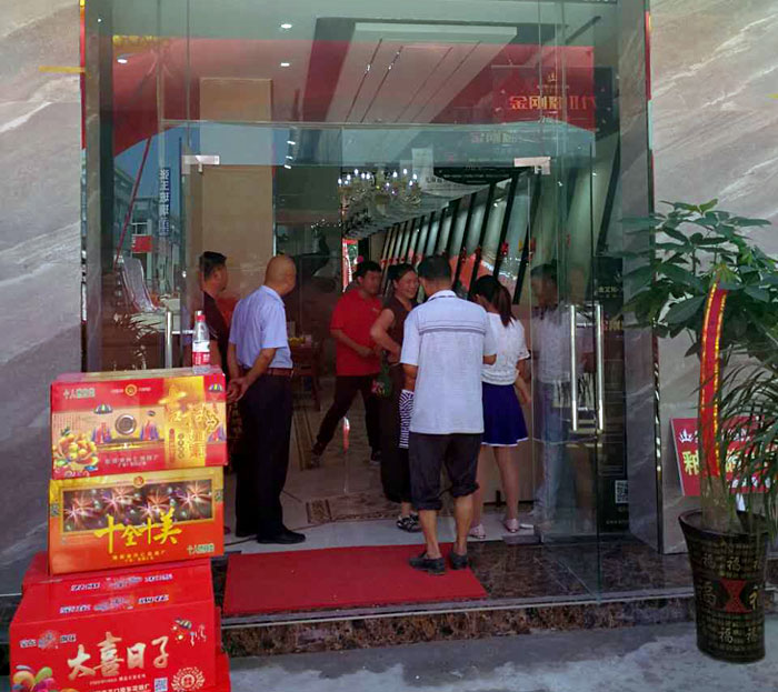 2017年7月12日，安徽叶集金寨彩旗飘扬，锣鼓齐响、人声鼎沸。来自金寨数百名业主齐聚活动现场，共同见证陶瓷一线品牌217永信贵宾会瓷砖叶集店的盛大开业。