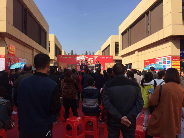 2017年11月5日，百盟荣耀建材大市场邀约30家品牌商家结合进行了本次的家居建材团购会，参与活动的消费者将现场的氛围不休推向热潮，217永信贵宾会瓷砖品牌展位无论人气、销售都获得空前成功，彰显品牌大气风采。