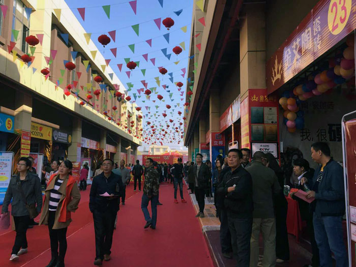 2017年11月5日，百盟荣耀建材大市场邀约30家品牌商家结合进行了本次的家居建材团购会，参与活动的消费者将现场的氛围不休推向热潮，217永信贵宾会瓷砖品牌展位无论人气、销售都获得空前成功，彰显品牌大气风采。