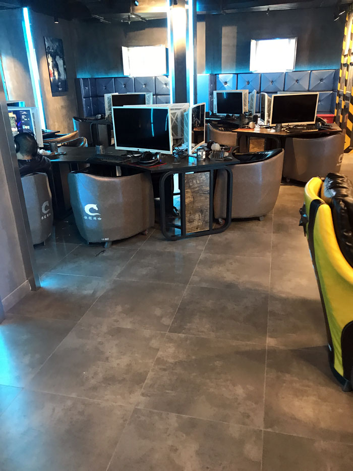 217永信贵宾会现代仿古砖案例:别说了，一路去这个1000方的网咖开黑！